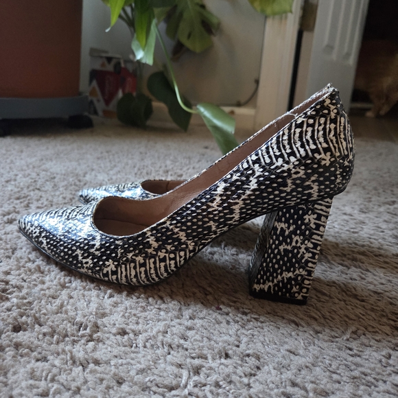 Elegant Black and White Women's Pumps - Picture 4 of 6